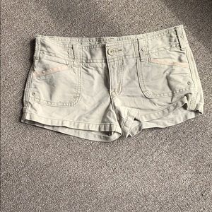 Kaki Hollister shots